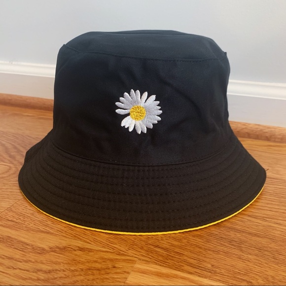 SALE! 🚨 Reversible Yellow Daisy Bucket Hat Black - Picture 5 of 6